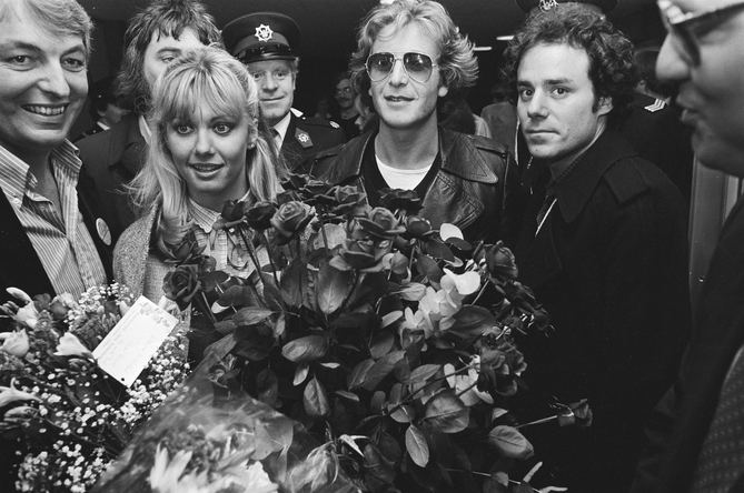Olivia Newton-John arriving at Schiphol airport in November 1978, the year Hopelessly Devoted to You was a top three Hot 100 hit