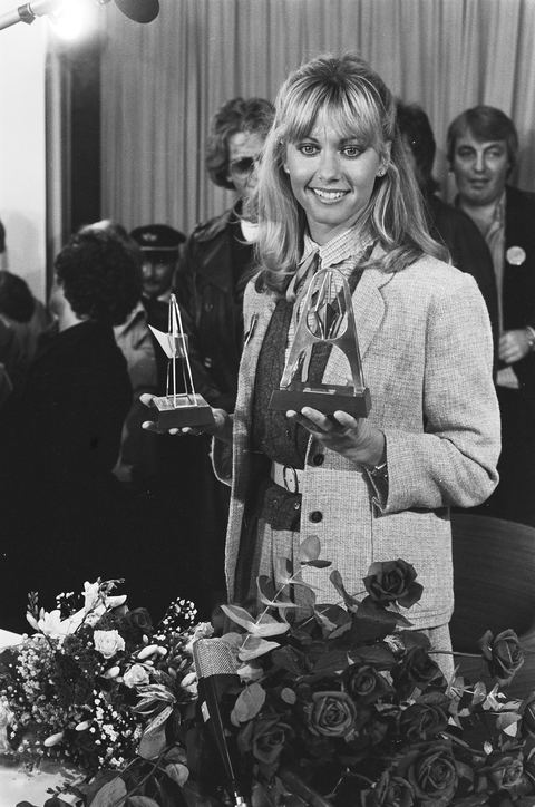 Olivia Newton-John holding two award trophies at a Schiphol press room in November 1978, the year of Hopelessly Devoted to You