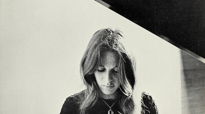 Carole King at the piano in 1971, the year her album Tapestry helped define 70s soft rock